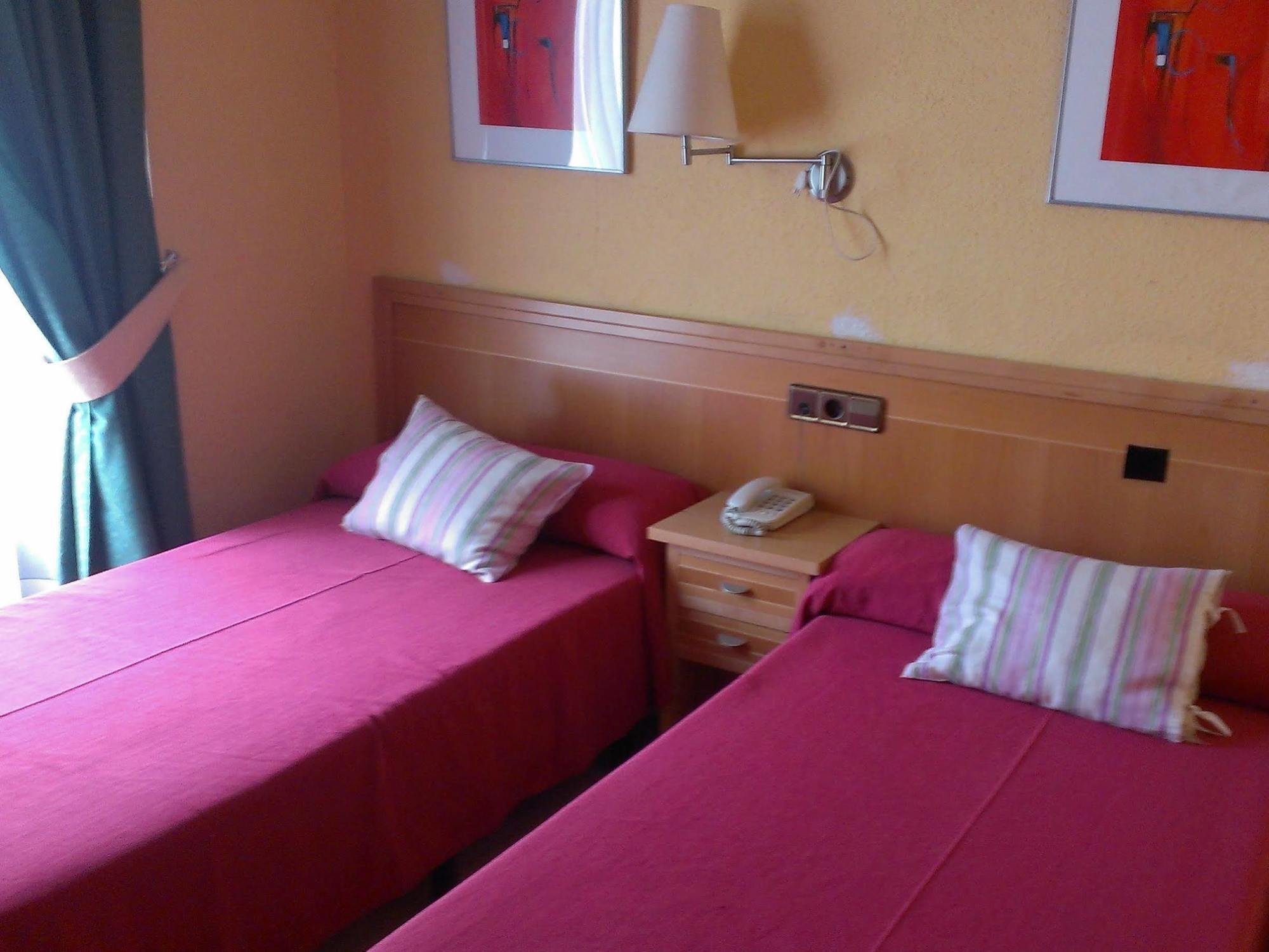 Hostal Cruz Sol Madrid Exterior foto