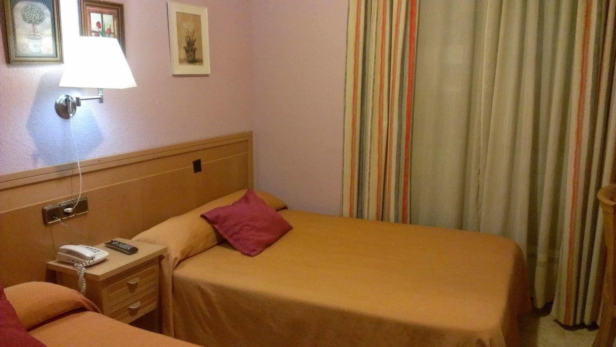 Hostal Cruz Sol Madrid Exterior foto