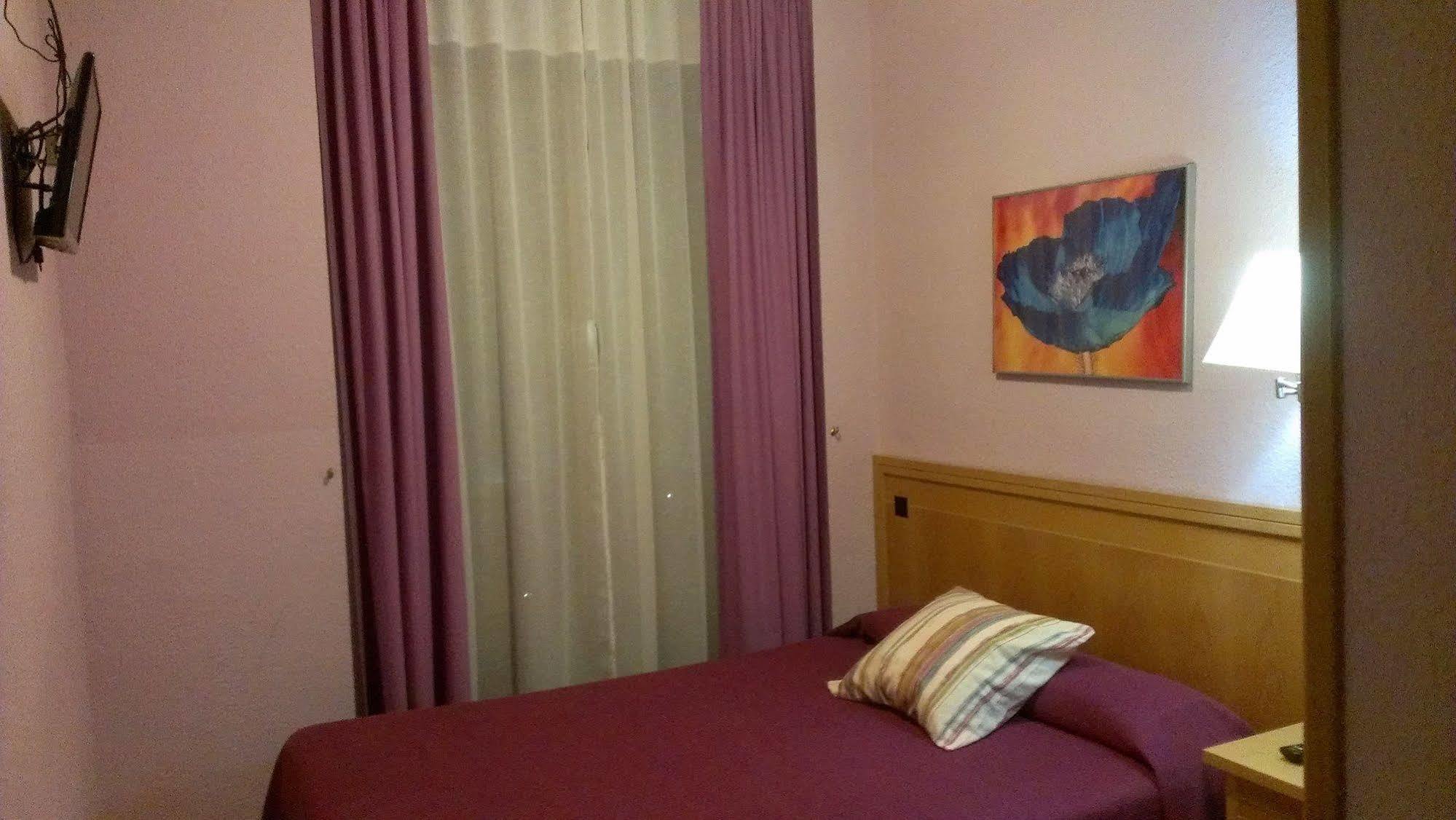 Hostal Cruz Sol Madrid Exterior foto